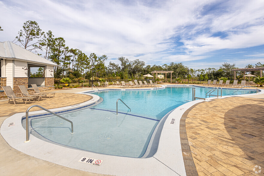 Pool - Bridge Harbor Townhomes