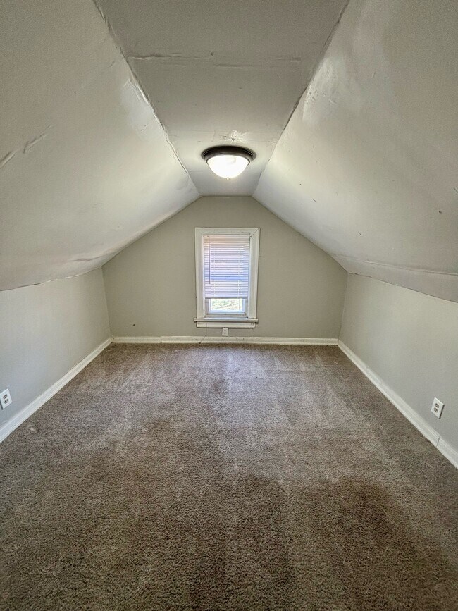 Building Photo - 1112 Weller Ave