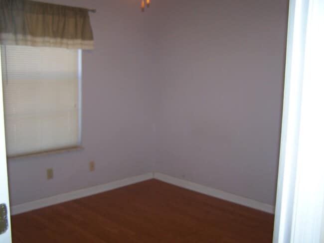 Building Photo - 2 Bath townhouse with hardwood floors and ...