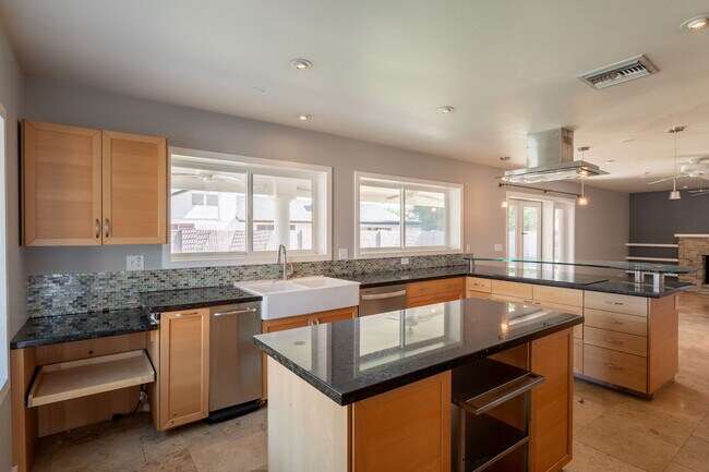 Building Photo - 1325 W Lobo Ave