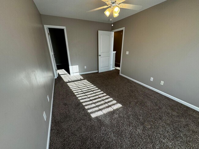 Building Photo - Highly Desirable Richmond Hill Townhome with 3 Bedroooms