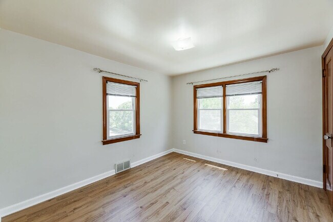 Building Photo - Charming 3-Bedroom with 2 Full Baths in the Heart of Lemont