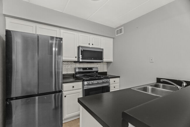 Building Photo - 2310 Woodbridge Way