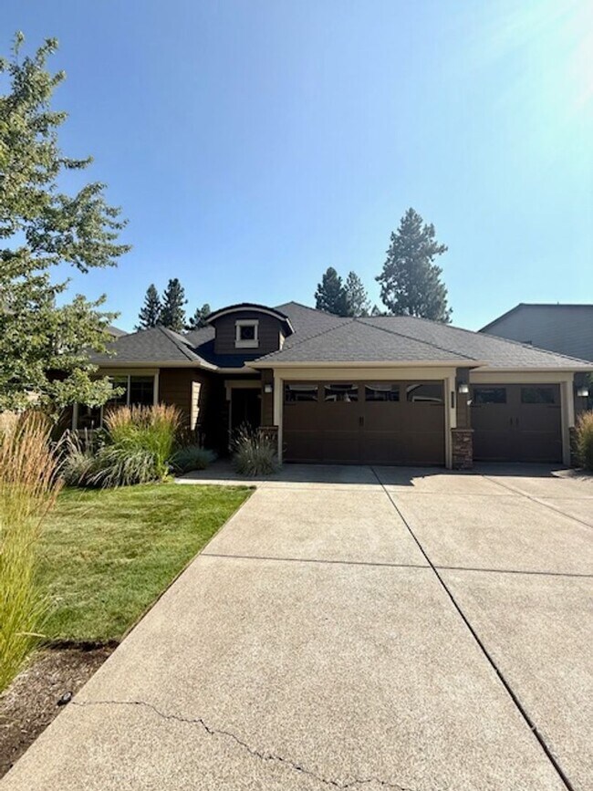 Primary Photo - Luxury Home in Stonegate with Community Pool!