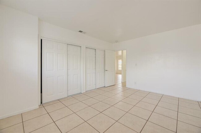 Building Photo - 1033 NW 30th Ct