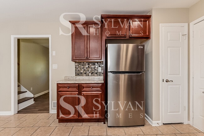 Building Photo - Come and view this 3 bedroom, 2.5 bathroom home