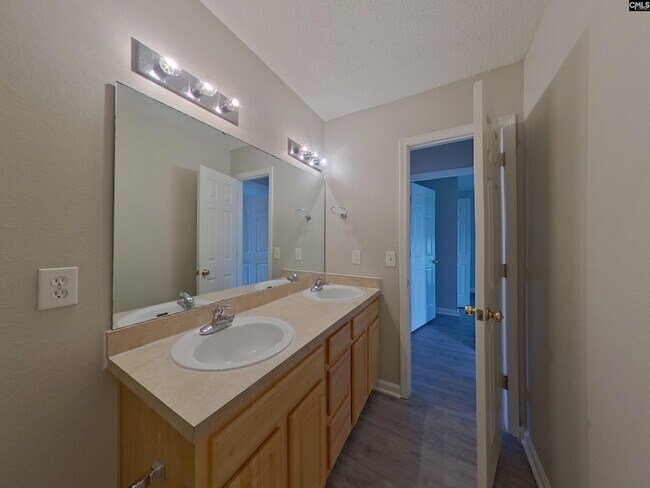 Building Photo - 255 Legend Oaks Dr