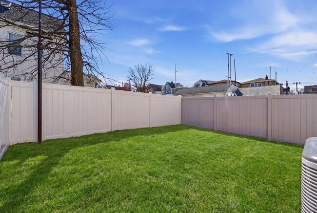 Building Photo - 40 E 5th St