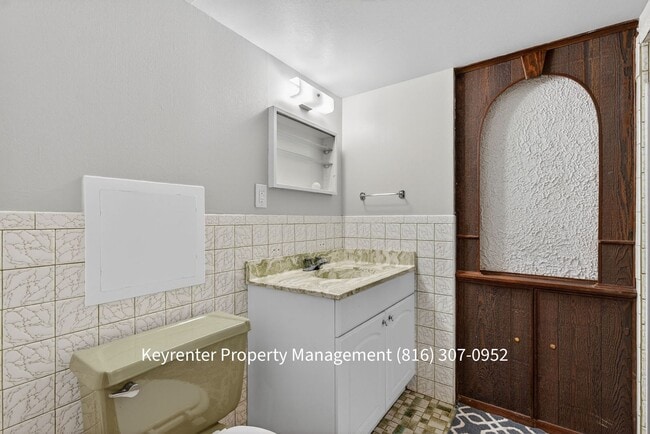 Building Photo - Spacious Florissant Home with Finished Basement & Bar