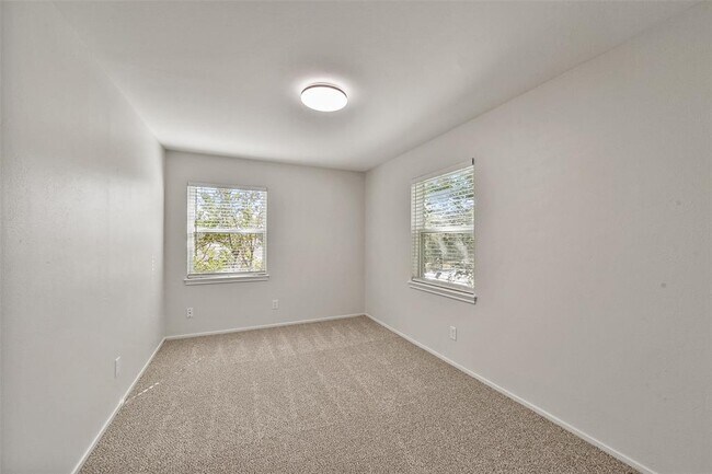 Building Photo - 2511 Blue Willow Dr
