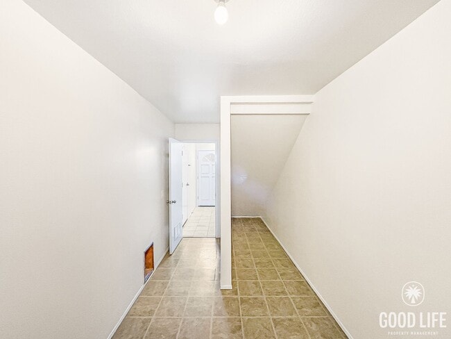 Building Photo - Beautiful 2B/2BA Townhouse with Attached 2...