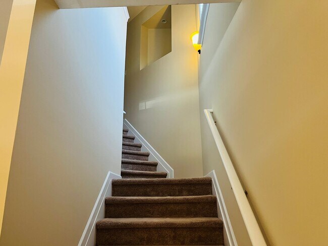 Building Photo - Wow! 3 bedroom 2.5 bathroom home in Newnan, 2100 plus sqft, 2 car garage, huge rooms, must see!