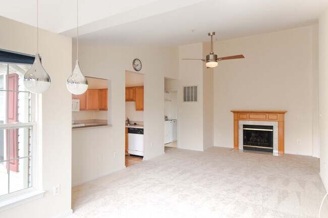 Building Photo - Bright & Updated 2 BD 2 BA Condo Conveniently located in Alexandria, VA