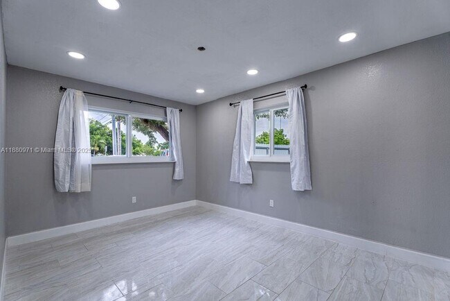 Building Photo - 5551 SW 37th St