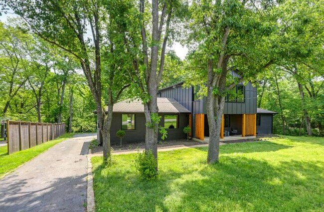 Building Photo - 930 Downey Dr