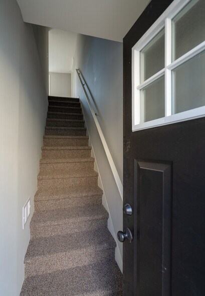 Building Photo - 625 3rd st #2