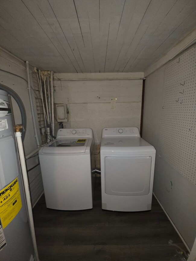 Building Photo - 418 E L St