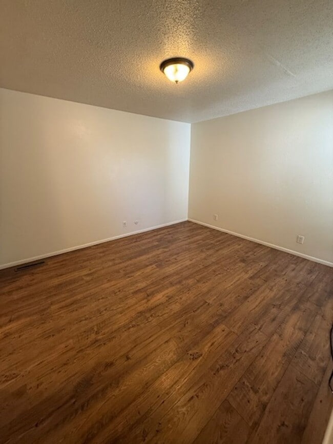Building Photo - Beautiful 2 bedroom 2.5 bathroom with two ...