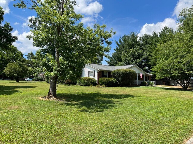 Building Photo - Knoxville 37921 - 3 bedroom 1.5 bath home - call Adam Sharp 865-254-0980