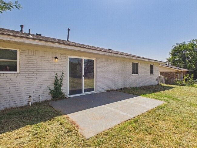 Building Photo - 324 NW Compass Dr