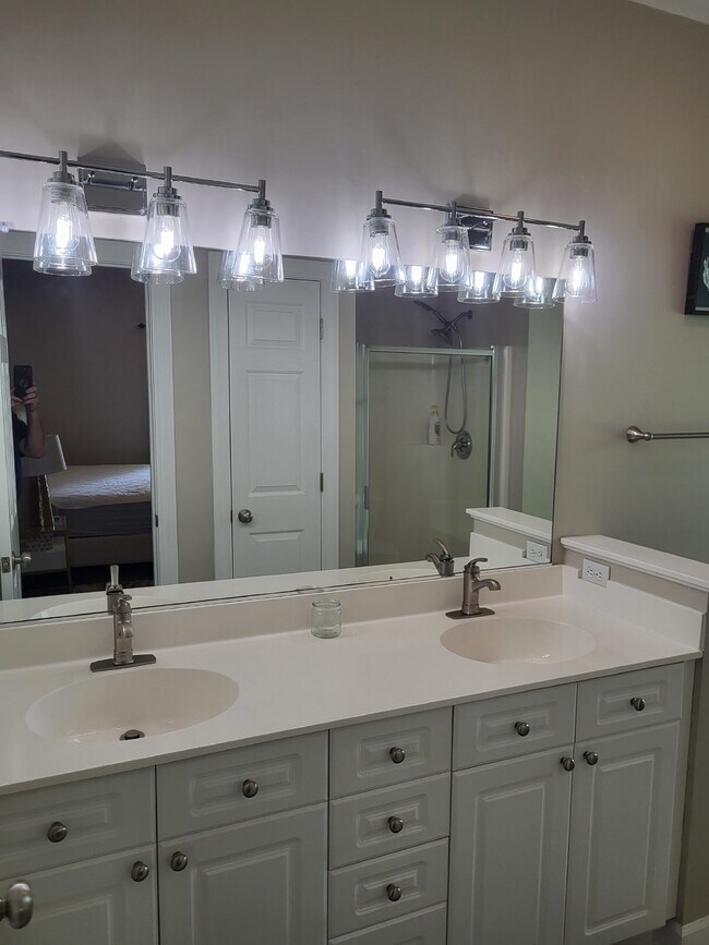 Building Photo - 407 S Elgin Ct