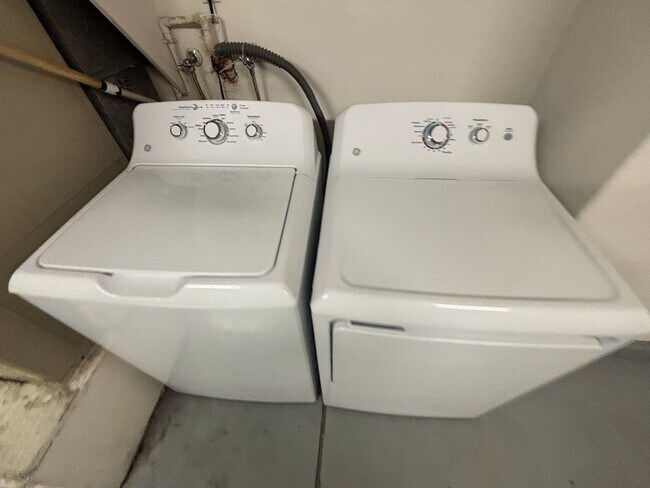 Building Photo - Beautiful 3 bed 2.5 bath townhouse in Spanish Trails!