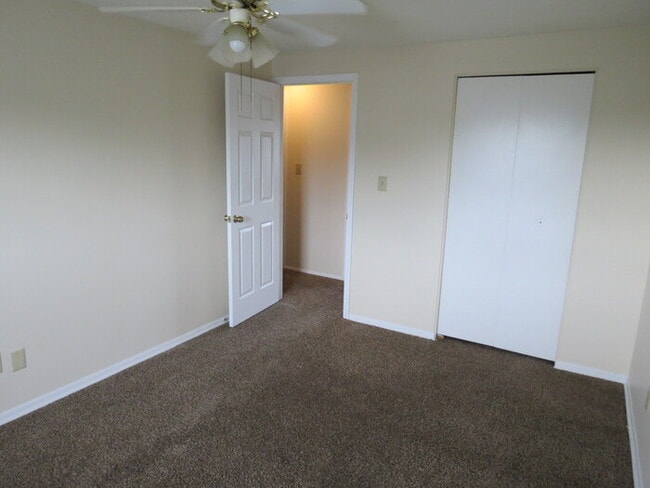 Building Photo - 924 Ruma Rd