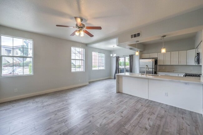 Building Photo - First-Floor 3BR/2BA Gated Condo with Resor...