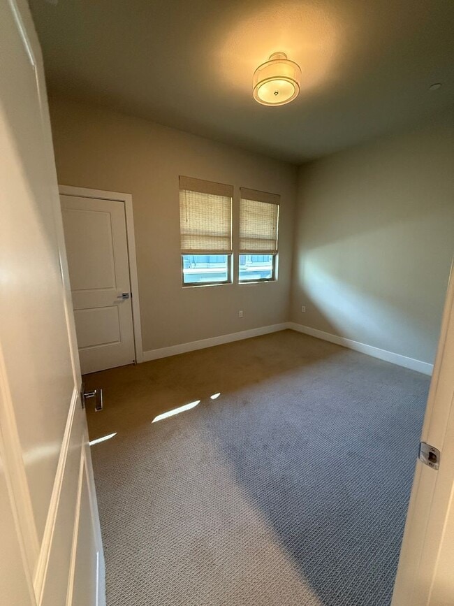 Building Photo - Premier 2/2 Condo in The Cannery