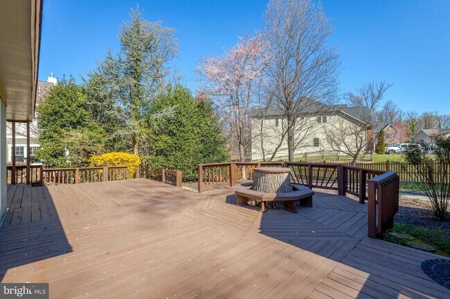Building Photo - 2031 Hillside Dr