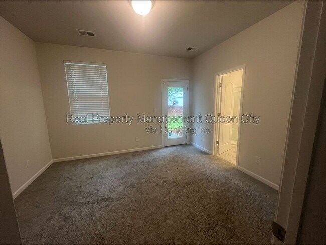 Building Photo - 2407 Lazette Dr