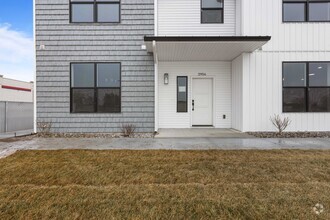 Building Photo - Stunning End unit 3 bed 2.5 Bath Townhom i...