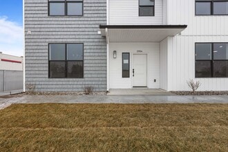 Building Photo - Awesome end unit 3 Bed 2.5 Bath townhome i...