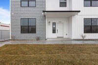 Building Photo - Awesome end unit 3 Bed 2.5 Bath townhome i...
