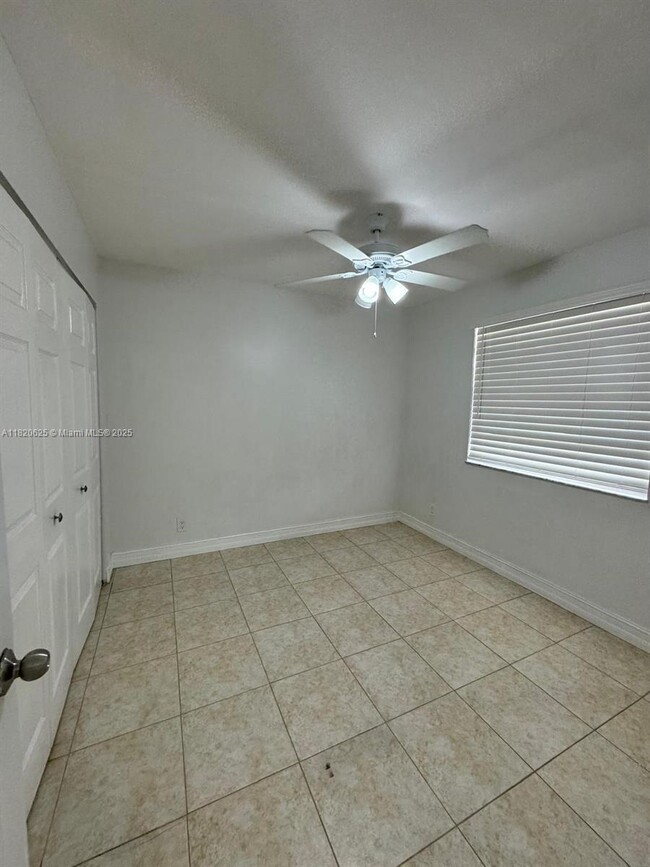 Building Photo - 9919 Twin Lakes Dr