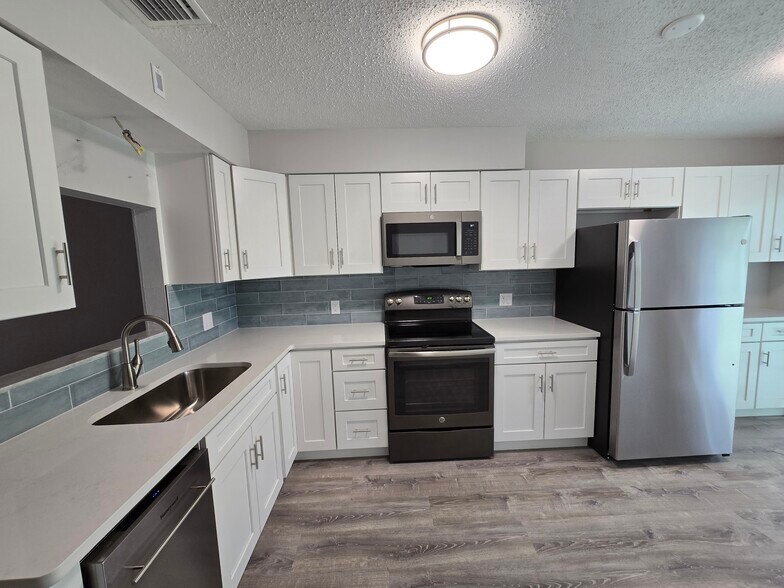 Building Photo - 843 Cambridge Ct