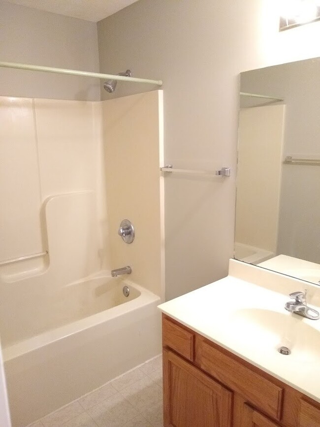 Building Photo - 2 bedroom Townhome: Oaklawn Park!
