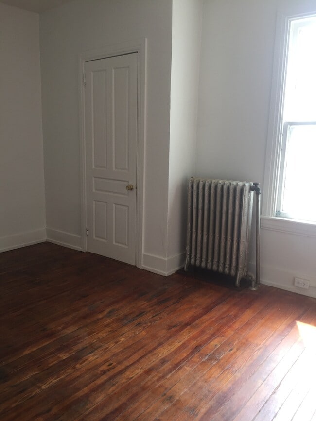 Building Photo - Large 2nd Floor, 4 Bedroom Apartment in York City Near Farquhar Park