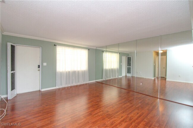 Building Photo - 729 Palm View Dr