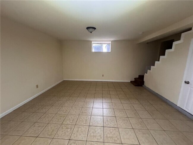 Building Photo - 600 Sioux St