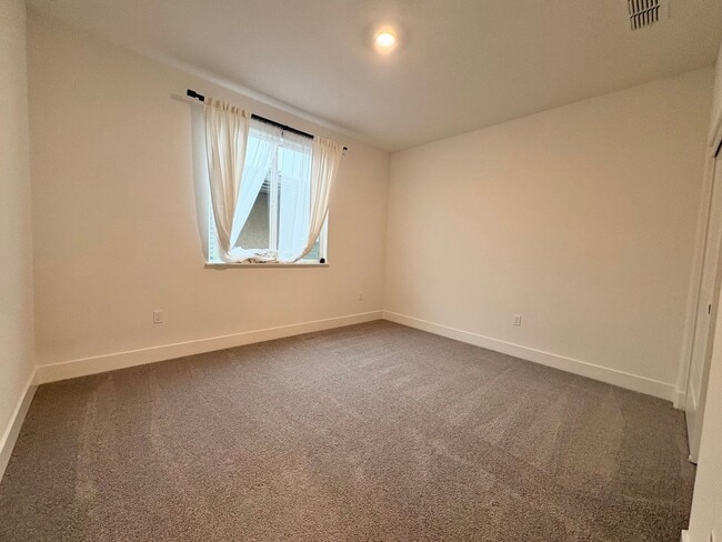 Building Photo - Beautiful 4 Bedroom 2.5 bath Home In Oakley with Solar