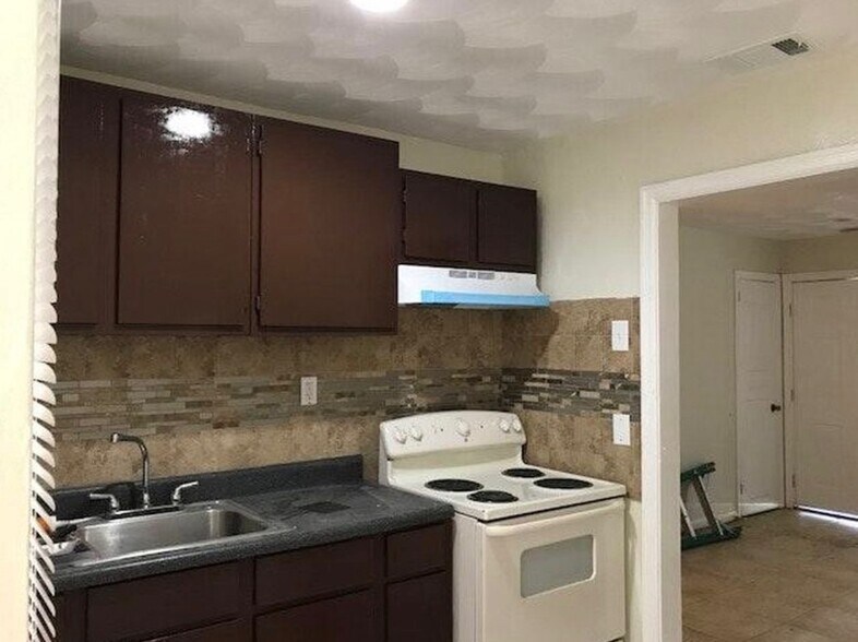 Building Photo - 871 W 37th St