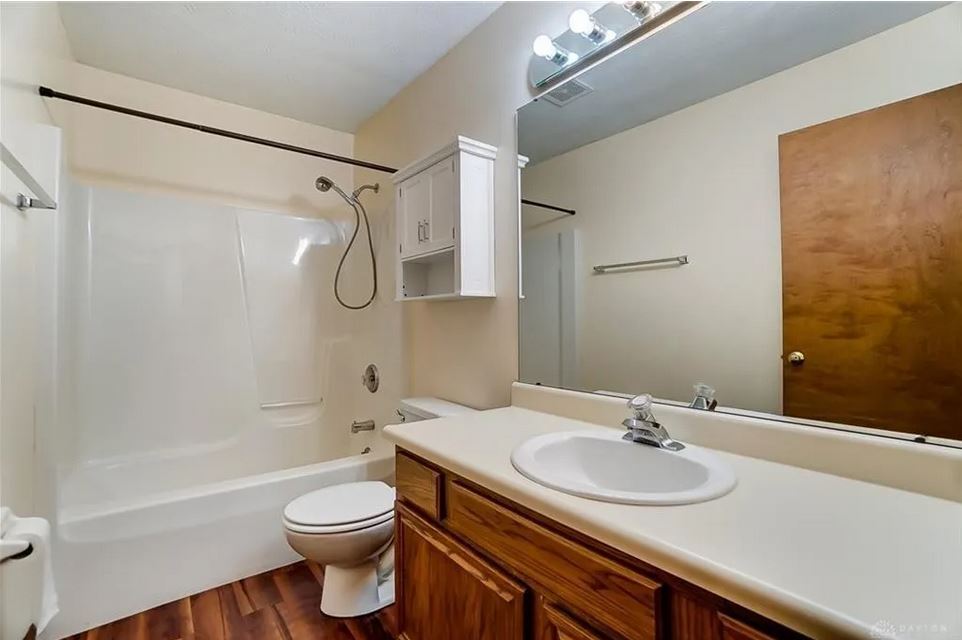 Main Bath off Living room - 451 S Wolf Creek Pike