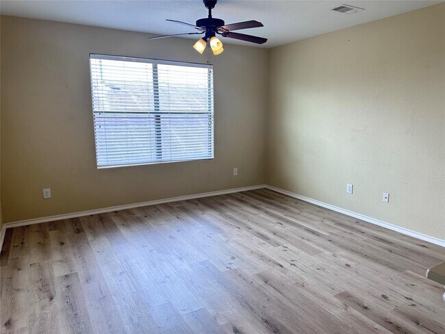 Building Photo - 5807 Camelia Evergreen Ln