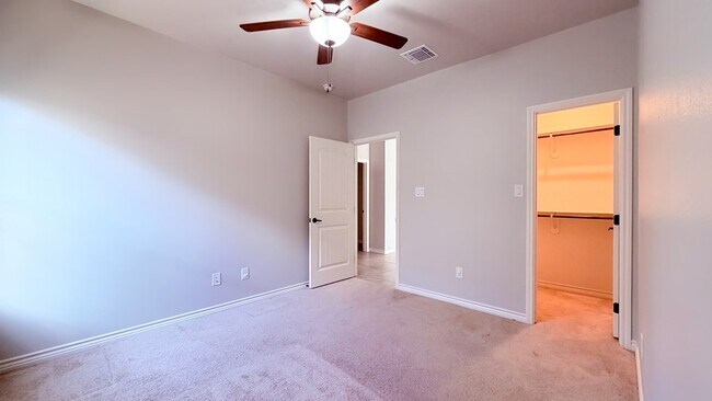 Building Photo - 1617 Twin Oaks Cir