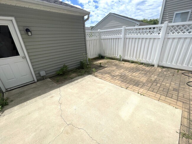 Building Photo - 5597 Lantos Rd