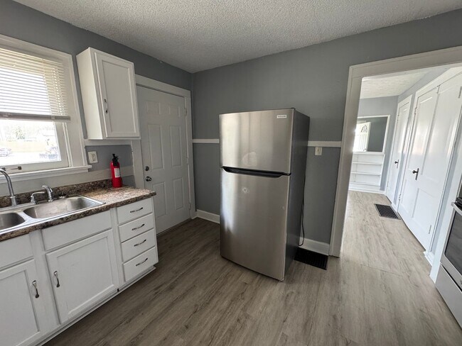 Building Photo - 2025-2027 Southeastern Ave