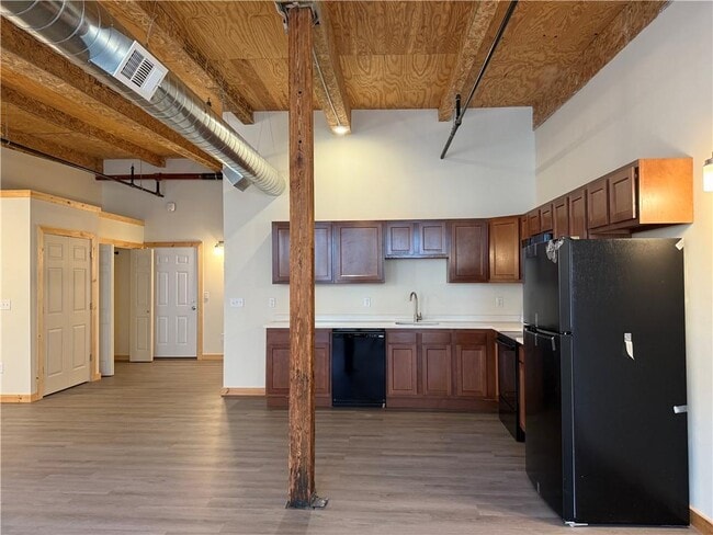 Building Photo - 327 Pine St