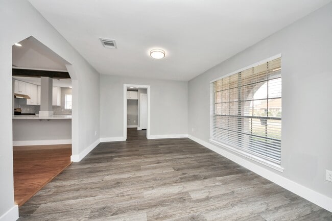 Building Photo - 15423 Ridingwood Dr
