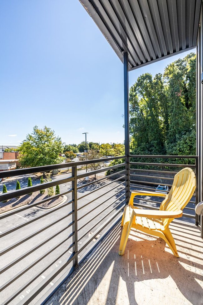 Building Photo - Top Floor 2bd/2ba Condo in East Atlanta, P...